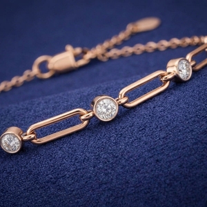 สร้อยข้อมือเพชรทรงกลมเพาะเลี้ยงในห้องปฏิบัติการ ประดับแบบ Bezel Set พร้อมสายแบบ Paperclip Link Chain สร้อยข้อมือแบบ Station Bracelet สร้อยข้อมือแบบ Loose Bracelet สร้อยข้อมือสำหรับใส่ทุกวัน สร้อยข้อมือแบบ Delicate Bracelet - Product Image 3