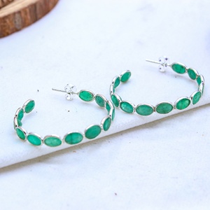 Pendientes de Aro Abiertos con Bisel de Esmeralda Ovalada Natural en Plata de Ley 925, Venta al por Mayor, Memoria Jewels - Product Image 1