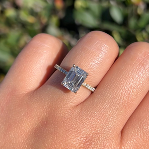 Anillo de Bodas con Diamantes Cultivados en Laboratorio, Corte Esmeralda, 3.20 Quilates en Total, Internamente Impecables, Certificados por IGI, Engaste Invisible en Oro, Clásico - Product Image 1