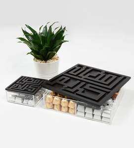 Elegante Caja de Acrílico para Chocolates con Múltiples Compartimentos y Base de Madera para Dulces, Frutos Secos y Chocolates, un Regalo con Estilo - Product Image 4