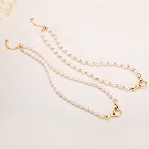 สร้อยคอมุกน้ำจืดทรงข้าวสวย ดีไซน์แบบมือจับมือ ทันสมัย หรูหรา สำหรับฤดูใบไม้ร่วง สไตล์เรียบหรู ดูเย็นสบาย - Product Image 2