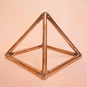 Pirámide de Energía de Cobre Hecha a Mano de 15.2 cm para Corrección Vastu, Mejora de la Energía Positiva, Hogar, Oficina y Espacios de Meditación - Product Image 4