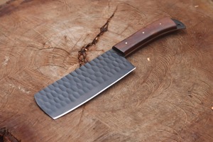 Cuchillo de carnicero hecho a mano de acero al carbono con mango de madera ambidiestro, ecológico, para cortar carne y preparar alimentos. - Product Image 5