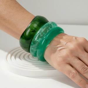 Brazalete de Resina Personalizado con Incrustaciones de Flores Naturales y Diseño Artesanal Elegante - Product Image 1