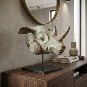 Sculpture de tête de rhinocéros en bois sur support en métal, style rustique tribal, objet décoratif de table, accent de décoration intérieure - Product Image 3