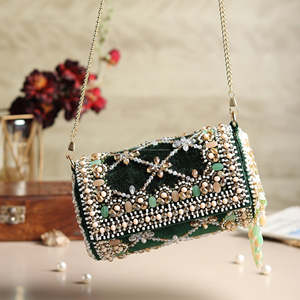 Sac de soirée artisanal en velours vert perlé, pochette élégante en cristal rectangulaire pour soirée - Product Image 1
