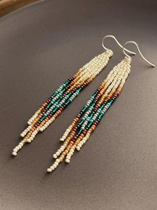 Pendientes colgantes de estilo bohemio con cuentas de arroz coloridas, geométricos, largos, con borlas y cuentas de semillas, con adornos de plumas. - Product Image 6