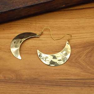 Boucles d'oreilles en laiton martelé faites à la main en forme de croissant de lune |   Boucles d'oreilles pendantes dorées style bohème |   Fournisseur de bijoux célestes - Product Image 3