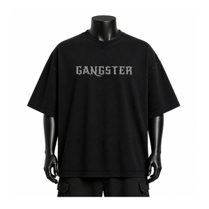 Camiseta Oversize Negra Personalizada de Algodón para Hombre, Estilo Urbano con Estampado Gótico Tipográfico, Hombros Caídos, Ajuste Holgado, Venta al por Mayor OEM - Product Image 1