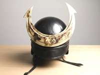 Casque de samouraï en acier fait main avec couronne en croissant |   Réplique de casque de guerrier médiéval Kabuto, style antique moderne, avec motifs en relief