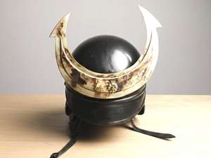 Casco de Samurái de Acero Hecho a Mano con Cresta en Forma de Luna Creciente |   Réplica de Casco Kabuto Medieval Antiguo Moderno - Casco de Guerrero con Grabado en Relieve - Product Image 6
