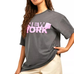 เสื้อยืดผ้าฝ้ายสีเทาขนาดใหญ่พิเศษ พิมพ์ลายฟอยล์สีชมพู New York ด้านหน้า คอกลม แขนสั้น สไตล์ลำลองสำหรับผู้หญิง - Product Image 1