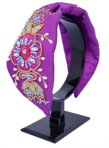 Nouveau Bandeau Large Rembourré Fait Main Brodé de Fleurs Colorées avec Nœud et Détails Perlés pour Femmes et Filles – Collection Mode 2026 - Product Image 4