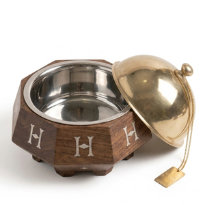 Olla octogonal de madera maciza con incrustaciones de concha de nácar y tapa de acero inoxidable con acabado en latón, ideal para banquetes y Majlis. - Product Image 3