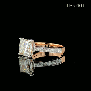 แหวนหมั้นเพชรทรงปรินเซสคัท ทองคำขาว 14K สำหรับผู้หญิง รับรองโดย IGI สไตล์คลาสสิก ประดับเพชรด้านข้าง - Product Image 2