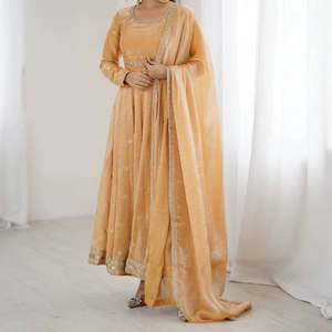 Nouvel ensemble de tenue Fandy en soie avec broderie de sequins pour femme : robe, pantalon et dupatta - Product Image 1