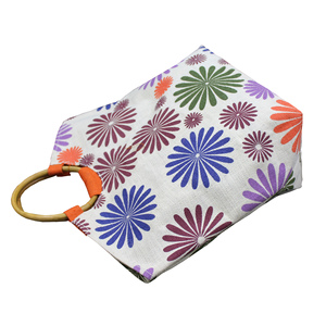 Sac de plage en jute exclusif, élégant et tendance, style très prisé, imprimé floral multicolore sur toute la surface, avec poignée ronde en rotin - Product Image 2