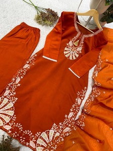 Ensemble traditionnel de salwar kameez brodé pour femmes, avec motif floral, pour un usage décontracté, provenant d'un fournisseur indien. - Product Image 4