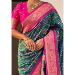 Sari Patola Premium Elite Weaves en Soie Verte Douce Tissée avec des Motifs Zari Complexes et Contrastés – Vêtements Indiens et Pakistanais - Product Image 4