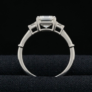แหวนหมั้นเพชรทรงเหลี่ยมมรกตทองคำขาว 14K สุดหรู ดีไซน์คลาสสิกแบบหนามเตย เครื่องประดับชั้นดีสำหรับผู้หญิง - Product Image 4