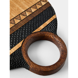 Planche à découper ovale en bois texturée avec motifs tribaux complexes et finition à grain lisse, avec anse supérieure ronde pour couper les légumes - Product Image 4