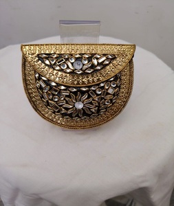 Bolso de mano de lujo hecho a mano con adornos de metal chapado en oro Kundan, personalizado, para bodas, eventos y fiestas. - Product Image 1