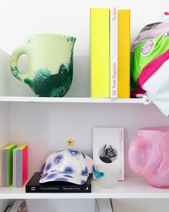 Carafe en verre résistante à la chaleur au design classique, soufflée à la main, avec bec verseur et décorations en résine colorée, idéale pour les fêtes - Product Image 4