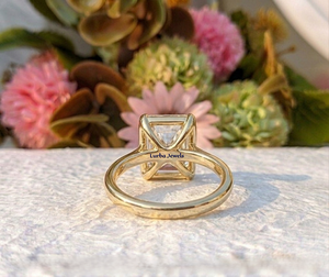 Anillo de Compromiso de Lujo con Moissanita Corte Esmeralda de Lurba Jewels, Chapado en Oro de 18k sobre Plata de Ley, con Engaste de Garras, para Mujer - Product Image 4