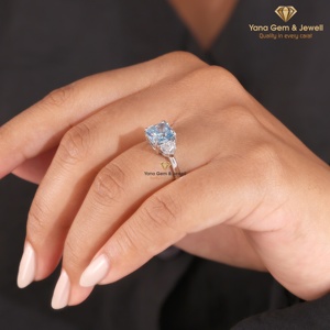Bague trilogie fantaisie bleu vif VS2 clair avec diamant de laboratoire CVD taille coussin de 2,00 carats certifié IGI en or massif 14K pour femme - Product Image 4