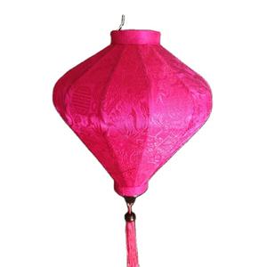 Lanterne en soie vietnamienne colorée pour la décoration de la chambre d'enfant et l'éclairage de la crèche, utilisant du bambou naturel sûr et des tissus en soie lumineux - Product Image 1