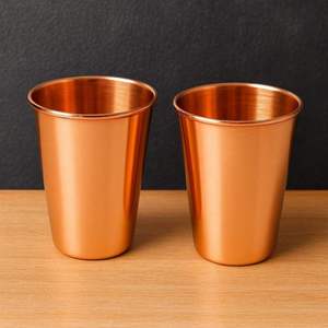 Vaso de cobre con textura de hoyuelos finos y redondeados, cuerpo cilíndrico liso y borde enrollado para uso en bares de cócteles, restaurantes y bebidas. - Product Image 4