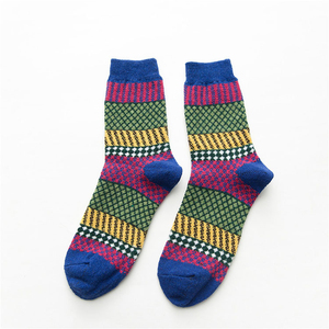 Chaussettes athlétiques décontractées de style urbain, matière respirante, ajustement confortable, parfaites pour un usage régulier et des tenues décontractées - Product Image 3