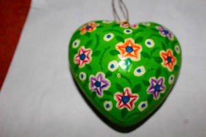 Ornement en papier mâché floral fait main, cœur peint à la main du Cachemire, décoration suspendue, cœur en papier mâché floral vert, décoration murale - Product Image 2