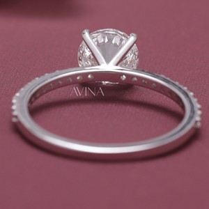 Bague de fiançailles solitaire en diamant rond certifié IGI avec bande pavée en or 18 carats - Product Image 5