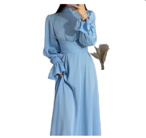 Robe longue élégante et discrète à col montant et manches longues, avec volants, en tissu satiné bleu clair uni, idéale pour les tenues décontractées de printemps - Product Image 2
