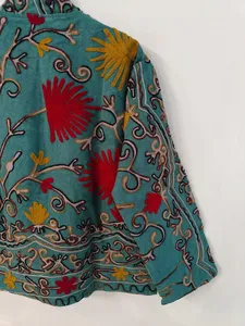 Chaqueta Corta Bordada Suzani Verde Azulado Hecha a Mano para Mujer, Estilo Vintage Artesanal, Prenda Exterior Abierta por Delante - Product Image 3