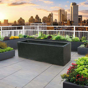 Ensemble de 2 pots de fleurs carrés contemporains en GRC blanc et noir, écologiques et durables, pour la décoration de jardin et l'aménagement paysager - Product Image 1