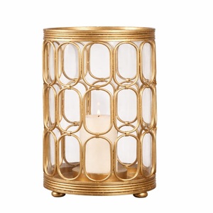 Lanterne à bougie en verre et métal doré de luxe, porte-bougie décoratif pour la décoration de la maison - Product Image 1