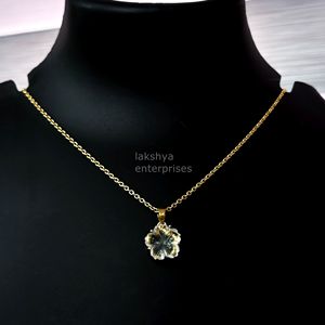 Colgante de flor de cuarzo de cristal natural tallado, collar de piedra preciosa, colgante de flor de cuarzo natural, regalo para mujer, fabricación de joyas - Product Image 1