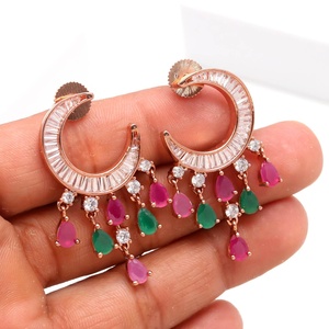 Pendientes Minimalistas de Rubí y Esmeralda, Chapados en Oro Rosa de 14K, Pequeños Aros para Hélix y Tragus, Regalo para Mujer - Product Image 3