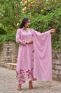 Conjunto Tradicional Indio-Pakistaní de Salwar Kameez Rosa para Fiesta con Bordado Floral, Corte Regular y Secado Rápido - Product Image 3