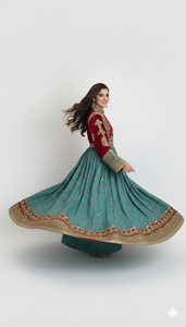 Impresionante y elegante mujer vestida en un magnífico vestido largo estilo Anarkali de terciopelo rojo y seda verde azulado, con un estilo casual. - Product Image 3