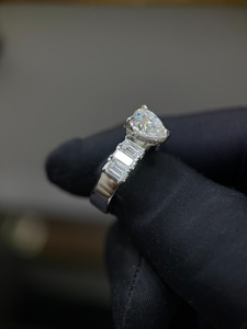 Bague en moissanite taille cœur VVS en argent 925, sertie à la main, pour femme, bague de fiançailles - Product Image 5