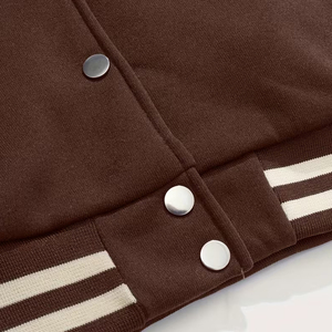 Veste universitaire marron tendance avec manches blanches, logo lettre R, col rabattu, manches longues, pour l'automne – Prix de gros - Product Image 5