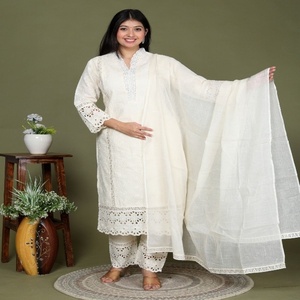 Conjunto de Kurta Tradicional de Algodón Blanco Elegante para Mujer NIYANI, con Bordado Schiffli y Detalles de Encaje en la Dupatta, Estilo Étnico para Bodas y Diwali - Product Image 4