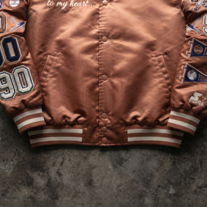 Veste de baseball en satin OEM pour femme, style urbain hiver, broderie, boutonnée, en soie, type bomber, manteau universitaire pour femme - Product Image 4