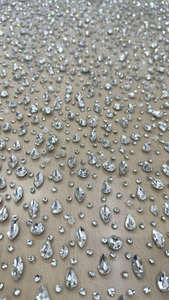 Tissu en dentelle française perlée à la main de qualité supérieure, disponible pour robes de mariée ou robes de soirée, au prix d'usine - Product Image 2