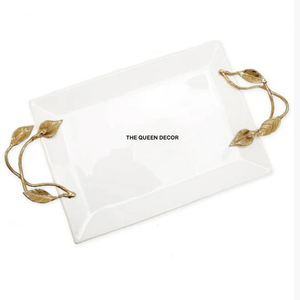 Plateaux décoratifs en métal au design unique, aspect élégant et bords artistiques, idéaux pour les événements et la maison. - Product Image 1