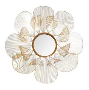 Miroir élégant en métal de style moderne contribuant à créer un environnement soigné et stylé, avec un cadre de miroir de designer de qualité assurée. - Product Image 3