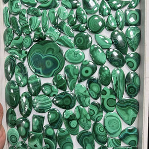 มาลาไคต์คุณภาพสูงสุด ราคาขายส่ง หินมาลาไคต์เม็ดเดี่ยวคุณภาพเยี่ยม คาโบชองมาลาไคต์คุณภาพสูงสำหรับทำเครื่องประดับ - Product Image 1